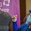 Nhân viên y tế tiêm vaccine phòng COVID-19 cho người dân tại Hartford, Connecticut, Mỹ, ngày 4/1/2021. (Ảnh: AFP/TTXVN) 