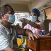 Nhân viên y tế tiêm vaccine ngừa COVID-19 cho người dân tại Quảng Đông, Trung Quốc. (Ảnh: THX/TTXVN) 