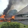 Một căn nhà trong khuôn viên Quốc hội Quần đảo Solomon đã bị người biểu tình đốt phá. (Ảnh: Solomon Herald.)