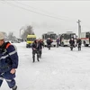Lực lượng cứu hộ được triển khai tới khu vực mỏ than Listvyazhnaya ở Kemerovo thuộc vùng Siberia của Nga sau vụ hỏa hoạn, ngày 25/11/2021. (Ảnh: AFP/TTXVN)