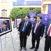 Các đại biểu tham quan Triển lãm ảnh "Việt Nam qua ống kính nhiếp ảnh gia quốc tế." (Ảnh: Hải Yến/TTXVN)