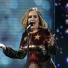 Nữ ca sĩ Adele biểu diễn tại Lễ trao giải âm nhạc Anh BRIT Award, London. (Ảnh: AFP/ TTXVN) 
