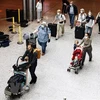 Hành khách đeo khẩu trang phòng lây nhiễm COVID-19 tại sân bay Canada. (Ảnh: AFP/TTXVN) 