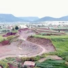 Toàn cảnh mỏ khoáng sản khai thác trái phép ở thôn Cầu Sắt, xã Tu Tra (huyện Đơn Dương, tỉnh Lâm Đồng). (Ảnh: TTXVN) 