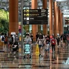 Du khách tại sân bay quốc tế Changi của Singapore. (Ảnh: AFP/TTXVN)