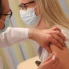 Chính phủ Australia vừa công bố rút ngắn thời gian chờ tiêm mũi vaccine tăng cường ngừa COVID-19, tính từ khi hoàn tất tiêm mũi vaccine thứ hai, từ 6 tháng xuống còn 5 tháng. (Nguồn: AFP/TTXVN)