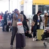 Hành khách tại sân bay Heathrow ở thủ đô London, Anh (Ảnh: THX/TTXVN)