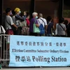 Người dân xếp hàng chờ bỏ phiếu tại Tòa thị chính Sha Tin ở Hong Kong, Trung Quốc. (Ảnh: THX/TTXVN)