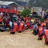 Lực lượng cứu hộ sơ tán người dân khỏi vùng ngập lụt sau những trận mưa lớn do ảnh hưởng của bão Rai tại Cagayan de Oro, Mindanao, Philippines, ngày 17/12. (Ảnh: AFP/TTXVN)