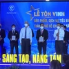 Đại diện các doanh nghiệp nhận Chứng nhận sản phẩm, dịch vụ tiêu biểu TP. Hồ Chí Minh năm 2021. (Ảnh: Xuân Anh/TTXVN)