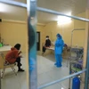 Các trường hợp dương tính với SARS-CoV-2 sau khi đến xét nghiệm tại trạm y tế lưu động xã Tam Hiệp, huyện Thanh Trì được đưa ngay vào phòng cách ly. (Ảnh: Tuấn Anh/TTXVN) 