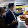 Phó chủ tịch UBND thành phố Đà Nẵng Trần Phước Sơn (bên phải) tham quan các gian hàng sản phẩm nông nghiệp nông thôn tiêu biểu của thành phố Đà Nẵng. (Ảnh: Quốc Dũng/TTXVN)