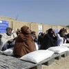 Người dân Afghanistan nhận lương thực viện trợ từ Chương trình Lương thực thế giới, tại Kandahar. (Ảnh: AFP/TTXVN)