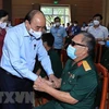 Chủ tịch nước Nguyễn Xuân Phúc đến thăm, tặng quà cho thương binh, bệnh binh tại Trung tâm nuôi dưỡng thương bệnh binh nặng và điều dưỡng người có công tỉnh Hà Nam. (Ảnh: Thống Nhất/TTXVN) 
