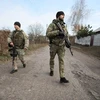 Binh sỹ Ukraine tuần tra tại làng Katerynivka, vùng Lugansk, miền Đông Ukraine. (Ảnh: AFP/TTXVN)