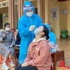 Trung tâm y tế huyện Yên Thế tiến hành lấy mẫu xét nghiệm COVID-19 . (Ảnh: TTXVN)