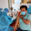 Tiêm vaccine phòng COVID-19 tại Tiền Giang. (Ảnh: Hữu Chí/TTXVN)