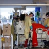 Nhân viên y tế điều trị cho bệnh nhân COVID-19 tại bệnh viện ở Portsmouth, Anh ngày 23/3/2021. (Ảnh: AFP/TTXVN) 