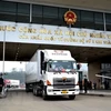 Xe hàng được thông quan qua Cửa khẩu Quốc tế đường bộ số II Kim Thành, Lào Cai. (Ảnh: TTXVN phát) 