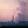 Khí thải phát ra từ một nhà máy thép ở Sofia, Bulgaria. (Ảnh: AFP/TTXVN) 