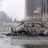 Một chiếc ôtô bị đốt cháy sau các cuộc biểu tình bên ngoài trụ sở chính quyền thành phố Almaty, Kazakhstan, ngày 7/1. (Ảnh: Reuters.)