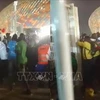 Người dân chen lấn vào sân vận động ở thủ đô Yaounde của Cameroon, tối 24/1/2022. (Ảnh: Marca.com/TTXVN)