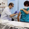 Tiêm vaccine ngừa COVID-19 cho người dân tại Tokyo, Nhật Bản. (Ảnh: AFP/TTXVN) 