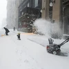 Nhân viên khách sạn XV Beacon dọn tuyết trong trận bão Nor’easter ở TP Boston, bang Massachusetts, Mỹ ngày 29-1.(Ảnh: REUTERS)