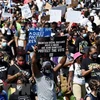 Tuần hành phản đối nạn phân biệt chủng tộc tại Washington DC., Mỹ. (Ảnh: AFP/TTXVN) 