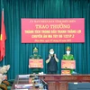 Phó Chủ tịch UBND tỉnh Điện Biên Vừ A Bằng trao Bằng khen của UBND tỉnh Điện Biên cho các lực lượng tham gia phá án. (Ảnh: TTXVN)