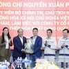 Chủ tịch nước Nguyễn Xuân Phúc thăm, tặng quà cán bộ, công nhân Công ty cổ phần Thép Hòa Phát Dung Quất. (Ảnh: Thống Nhất/TTXVN)