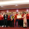 Các thành viên đội tuyển Futsal Việt Nam đón nhận Bằng khen của Thủ tướng Chính phủ. (Ảnh: Tiến Lực/TTXVN) 