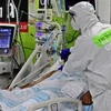 Điều trị cho bệnh nhân nhiễm COVID-19 tại bệnh viện ở Haifa, Israel. (Ảnh: AFP/TTXVN)