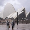 Người dân đeo khẩu trang phòng lây nhiễm COVID-19 tại Sydney, Australia. (Ảnh: THX/TTXVN)