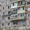 Một tòa nhà dân cư bị hư hại do các cuộc pháo kích gần đây ở Mariupol, Ukraine .(Ảnh: REUTERS)