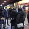 Người Việt sơ tán từ Ukraine tới Nhà ga chính ở thủ đô Bucarest, Romania. (Ảnh: Mạnh Hùng/TTXVN) 