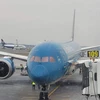 Chuyến bay mang số hiệu VN88 của Vietnam Airlines chuẩn bị cất cánh từ thủ đô Bucharest của Romania đưa bà con sơ tán từ Ukraine trở về Việt Nam. (Ảnh: Mạnh Hùng/TTXVN)