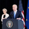 Tổng thống Mỹ Joe Biden (phải) và Chủ tịch Ủy ban châu Âu (EC) Ursula von der Leyen tại cuộc họp báo chung ở Brussels (Bỉ) ngày 25/3/2022. (Ảnh: AFP/TTXVN)