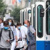 Người dân đeo khẩu trang phòng dịch COVID-19 khi sử dụng phương tiện lưu thông công cộng tại Zurich, Thụy Sĩ. (Ảnh: Reuters/TTXVN)