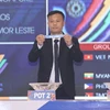Tiền vệ Phạm Thành Lương bốc thăm môn bóng đá nam.(Ảnh: Minh Quyết /TTXVN) 
