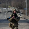 Một binh sỹ Ukraine đứng trước cây cầu bị phá hủy ở vùng Sumy hôm 19/3. (Ảnh: Reuters.)