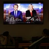 Người dân xem kết quả bầu cử sớm tại một quán bar ở Montlucon, Pháp, ngày 10-4 - (Ảnh: REUTERS)