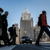 Người dân Nga đi bộ trước tòa nhà Văn phòng Bộ Ngoại giao ở Moscow, Nga. (Ảnh: EPA) 