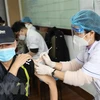 Nhân viên y tế tiêm vaccine phòng COVID-19 cho người dân phường Lê Đại Hành, quận Hai Bà Trưng, Hà Nội. (Ảnh: Minh Quyết/TTXVN) 