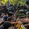 Người biểu tình cố xô ngã hàng rào bảo vệ khu nhà Thủ tướng Mahinda Rajapaksa hôm 24/4. (Ảnh: AFP)