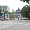 Phong tỏa để ngăn chặn sự lây lan của dịch COVID-19 tại một tuyến đường gần công viên giải trí Patuxay ở Vientiane, Lào. (Ảnh: THX/TTXVN) 
