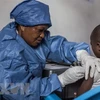 Nhân viên y tế thuộc Tổ chức Bác sỹ không biên giới (MSF) tiêm chủng vaccine mới ngừa virus Ebola cho người dân tại Bắc Kivu, Cộng hòa Dân chủ Congo. (Ảnh: AFP/TTXVN)