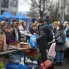 Phân phát đồ hỗ trợ cho người Ukraine sơ tán tránh chiến sự, tại Krakow (Ba Lan) ngày 26/2/2022. (Ảnh: PAP/TTXVN)