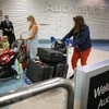 Hành khách đeo khẩu trang phòng dịch COVID-19 tại sân bay Auckland, New Zealand. (Ảnh: THX/TTXVN)