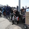 Người dân chờ nhận hàng cứu trợ tại thành phố Mariupol, Ukraine. (Ảnh: THX/TTXVN) 